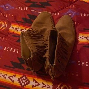 These heels and a size 9.5 and the brand is Arizona there really cute